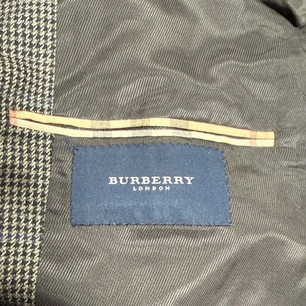 Men’s BURBERRY london 3 botton houndstooth blazer in a 46 R